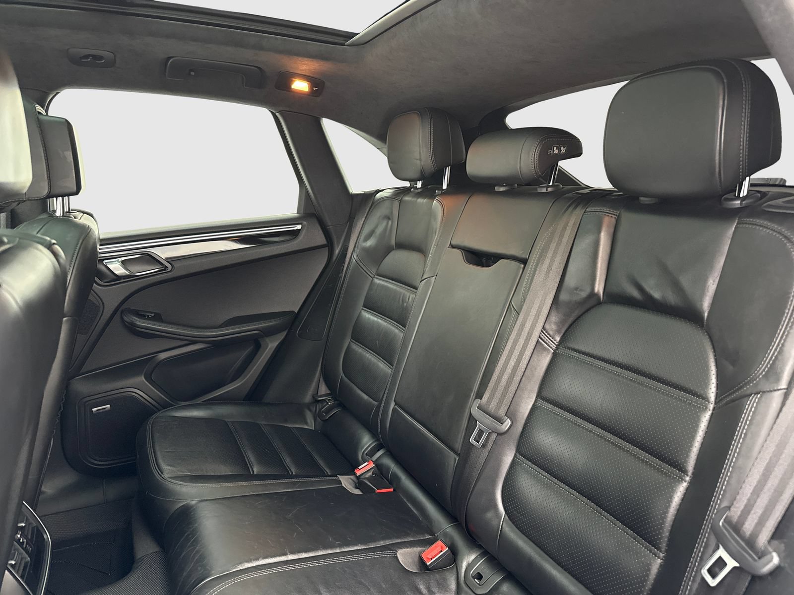 Used 2015 Porsche Macan Turbo AWD/4WD image 36