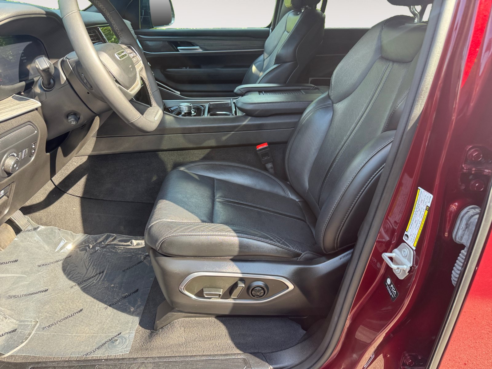 Used 2024 Jeep Wagoneer Series II w/ Flexible Seating Group RWD image 9