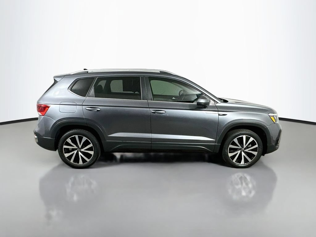 Used 2022 Volkswagen Taos SE w/ Panoramic Sunroof Package FWD image 7