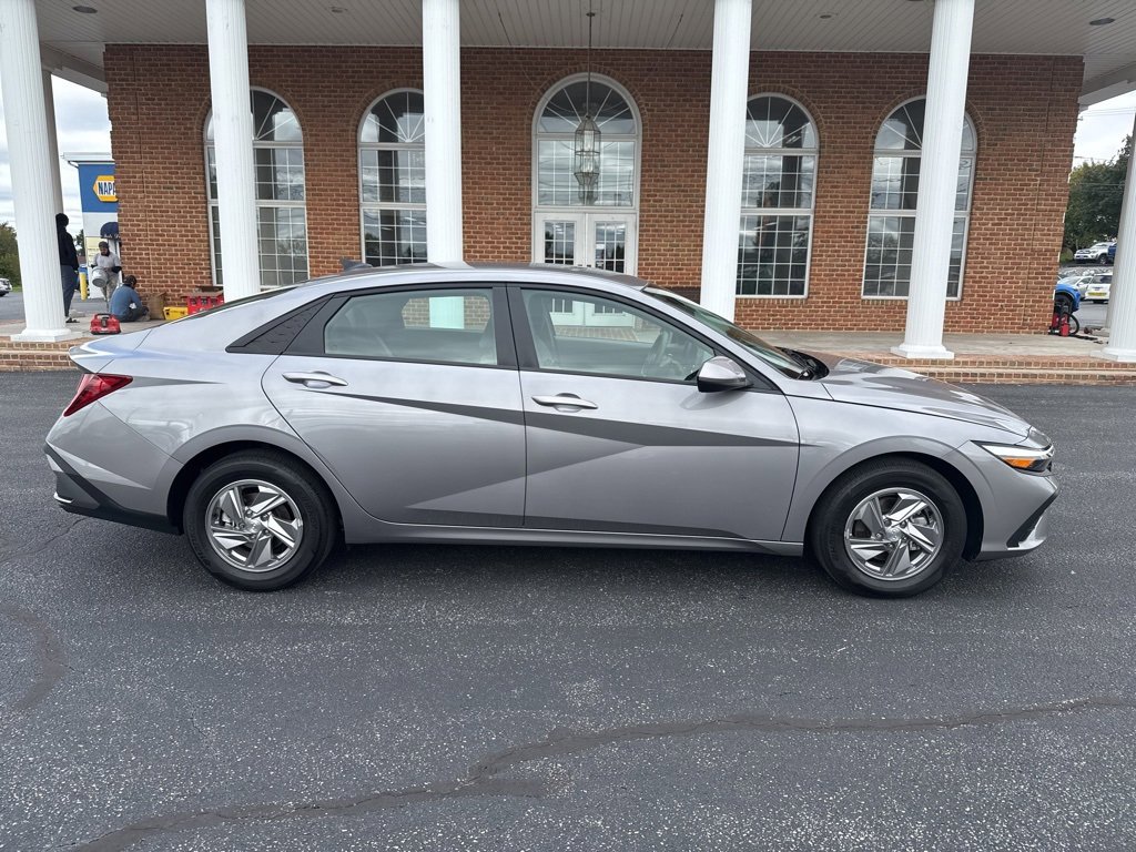 Used 2025 Hyundai Elantra SE w/ Cargo Package image 6