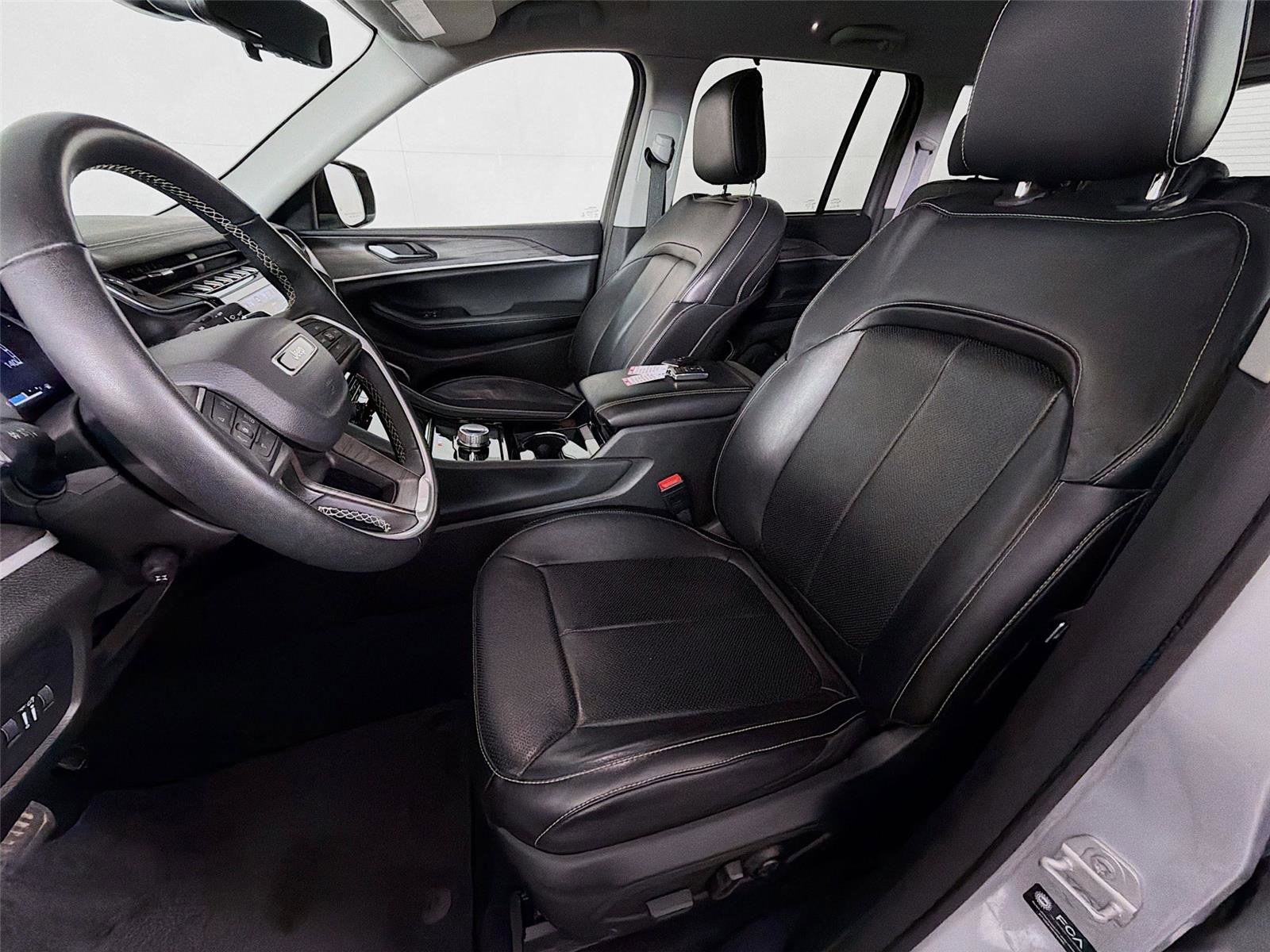 Used 2022 Jeep Grand Cherokee Limited w/ Luxury Tech Group II AWD/4WD image 11