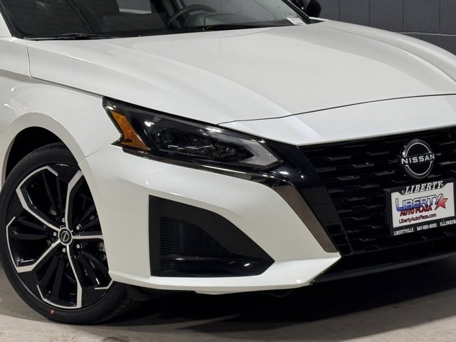 Used 2023 Nissan Altima 2.5 SR w/ SR Premium Package image 3
