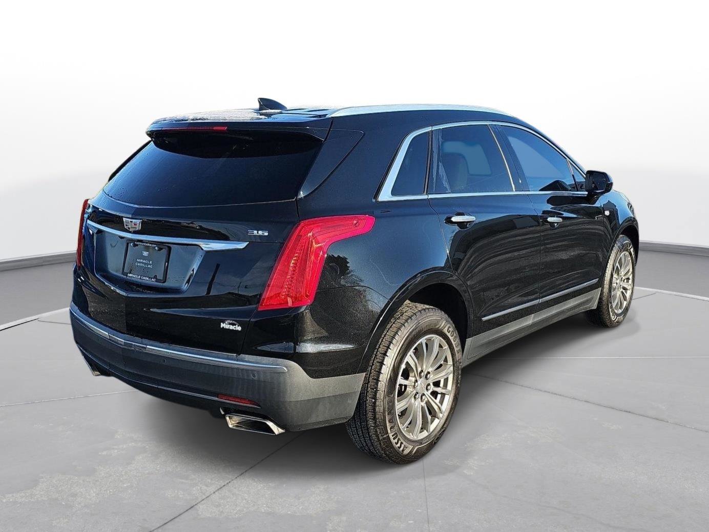 Used 2018 Cadillac XT5 Luxury w/ Driver Awareness Package image 5