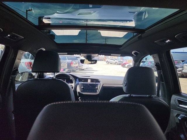 Used 2022 Volkswagen Tiguan SE R-Line AWD/4WD image 2