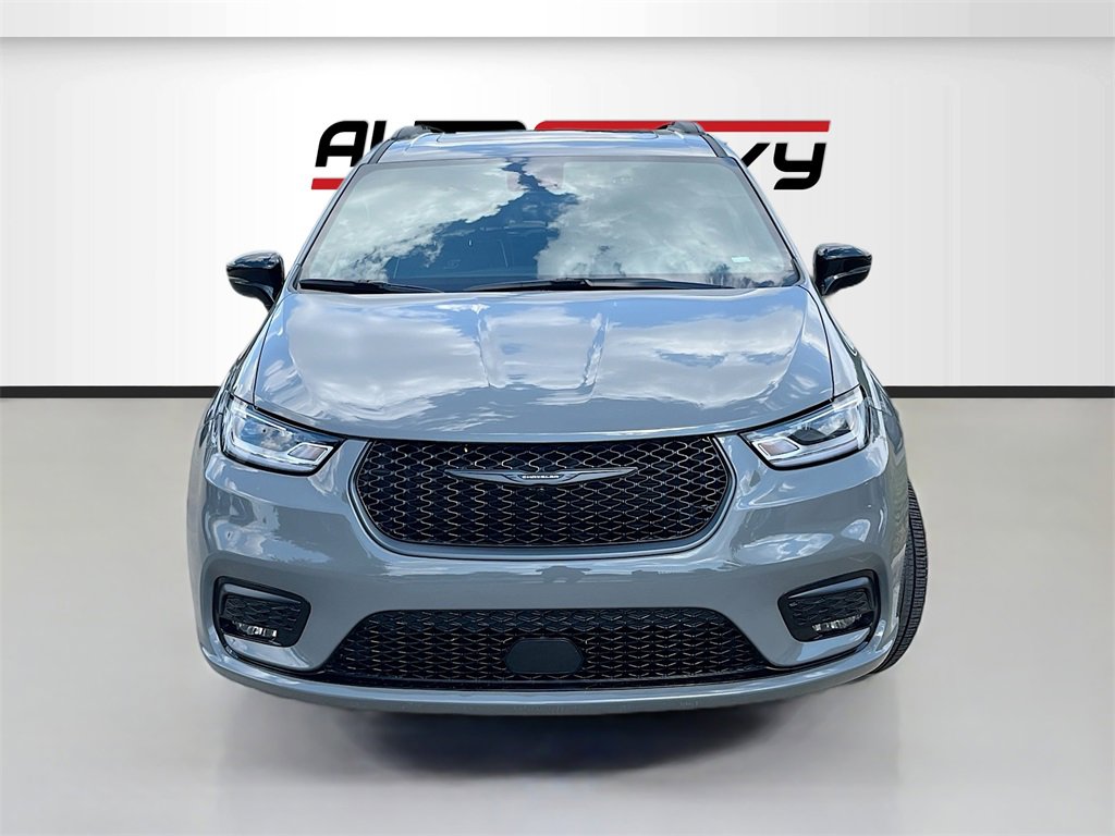 Used 2025 Chrysler Pacifica Limited image 2