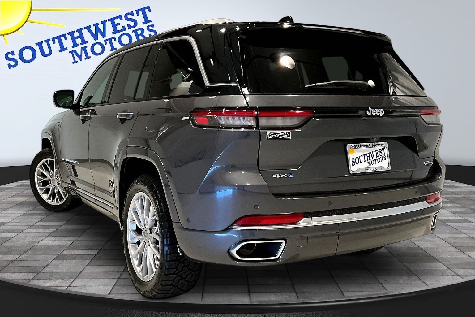 Used 2022 Jeep Grand Cherokee Summit AWD/4WD image 5