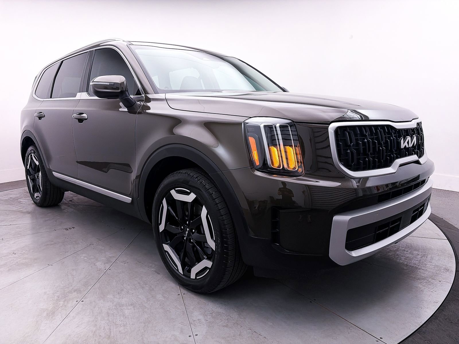 Used 2025 Kia Telluride EX w/ EX Captain's Chair Package image 11