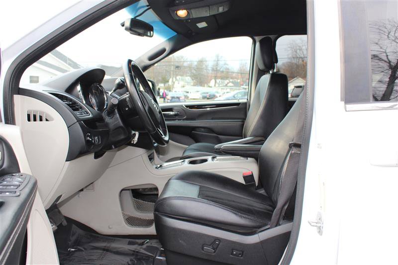 Used 2018 Dodge Grand Caravan SXT image 9