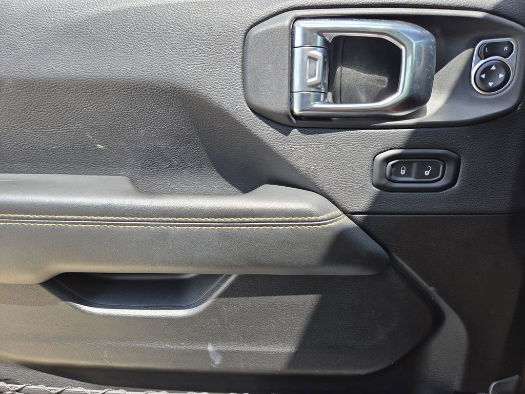 Used 2025 Jeep Wrangler Unlimited Sahara AWD/4WD image 25