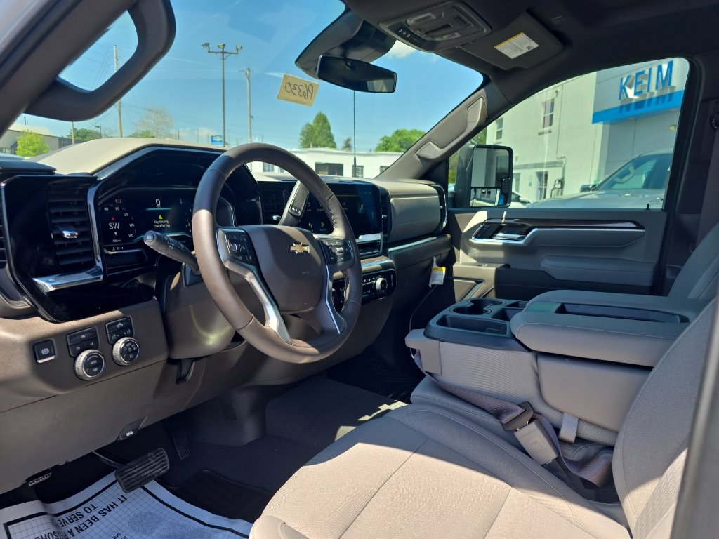 Used 2025 Chevrolet Silverado 2500 LT w/ Convenience Package AWD/4WD image 9