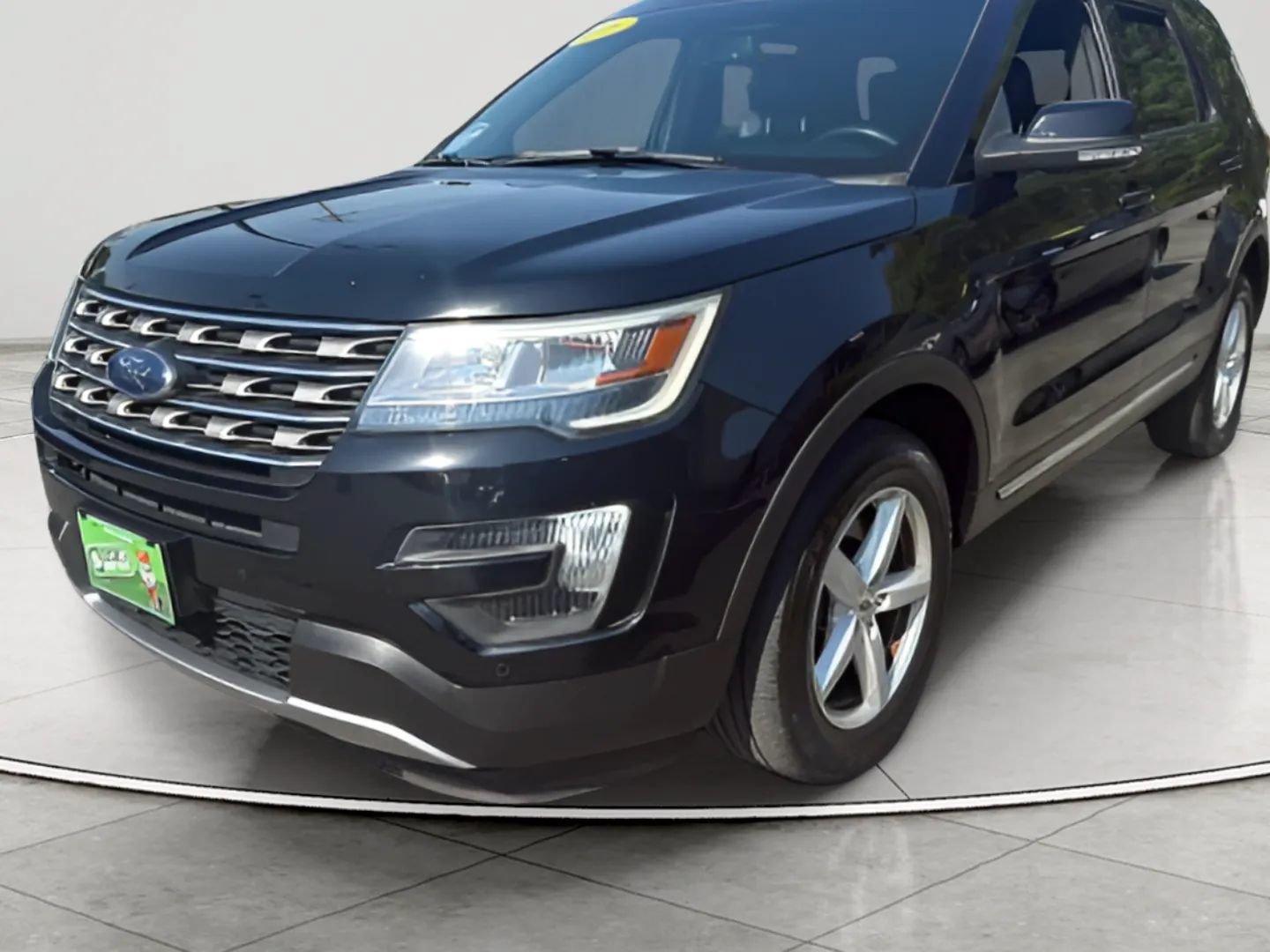 Used 2016 Ford Explorer XLT w/ Equipment Group 202A AWD/4WD image 3