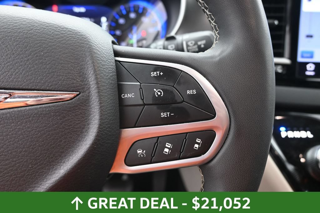 Used 2023 Chrysler Pacifica Touring-L FWD image 26