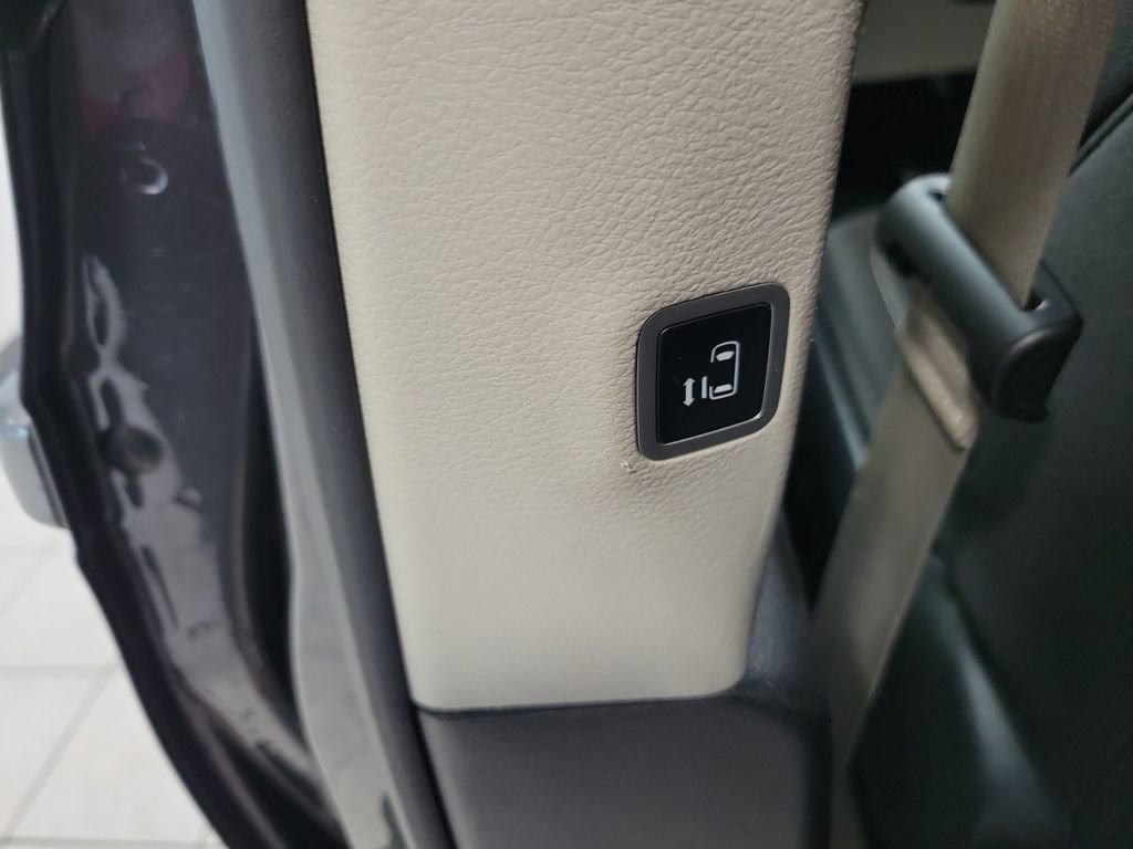 Used 2023 Chrysler Voyager LX image 31