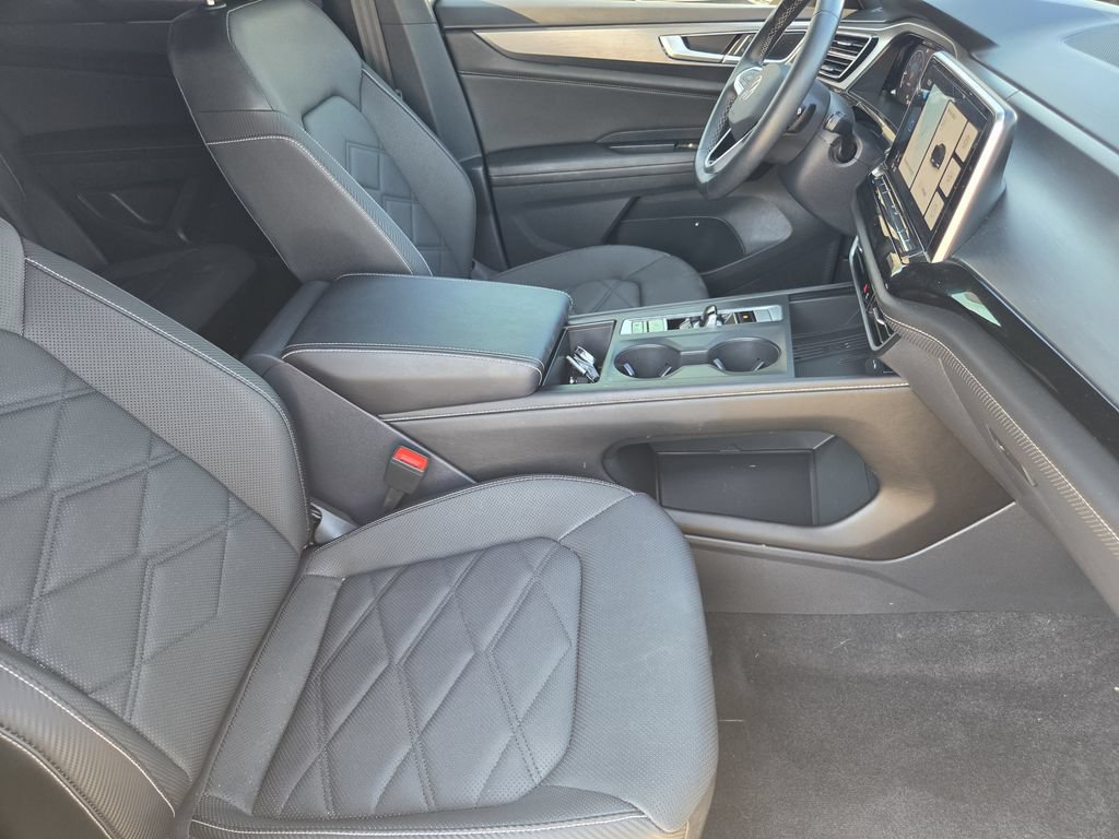 Used 2025 Volkswagen Atlas Cross Sport SE FWD image 13