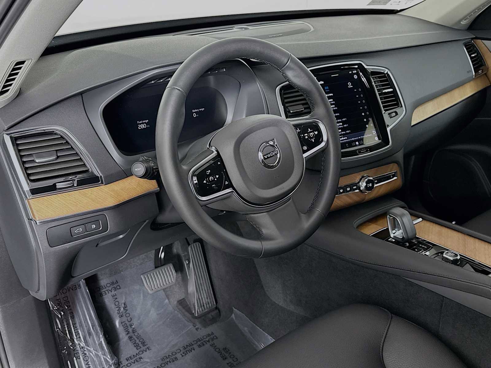 Certified 2025 Volvo XC90 T8 Plus w/ Protection Package Premier image 9