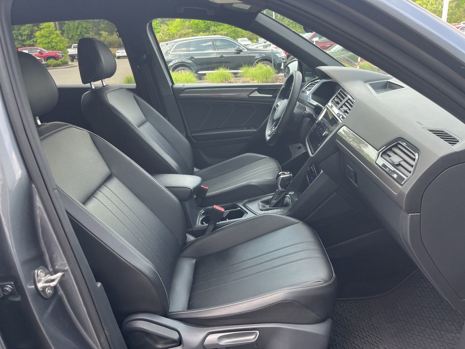 Used 2022 Volkswagen Tiguan SE R-Line FWD image 35