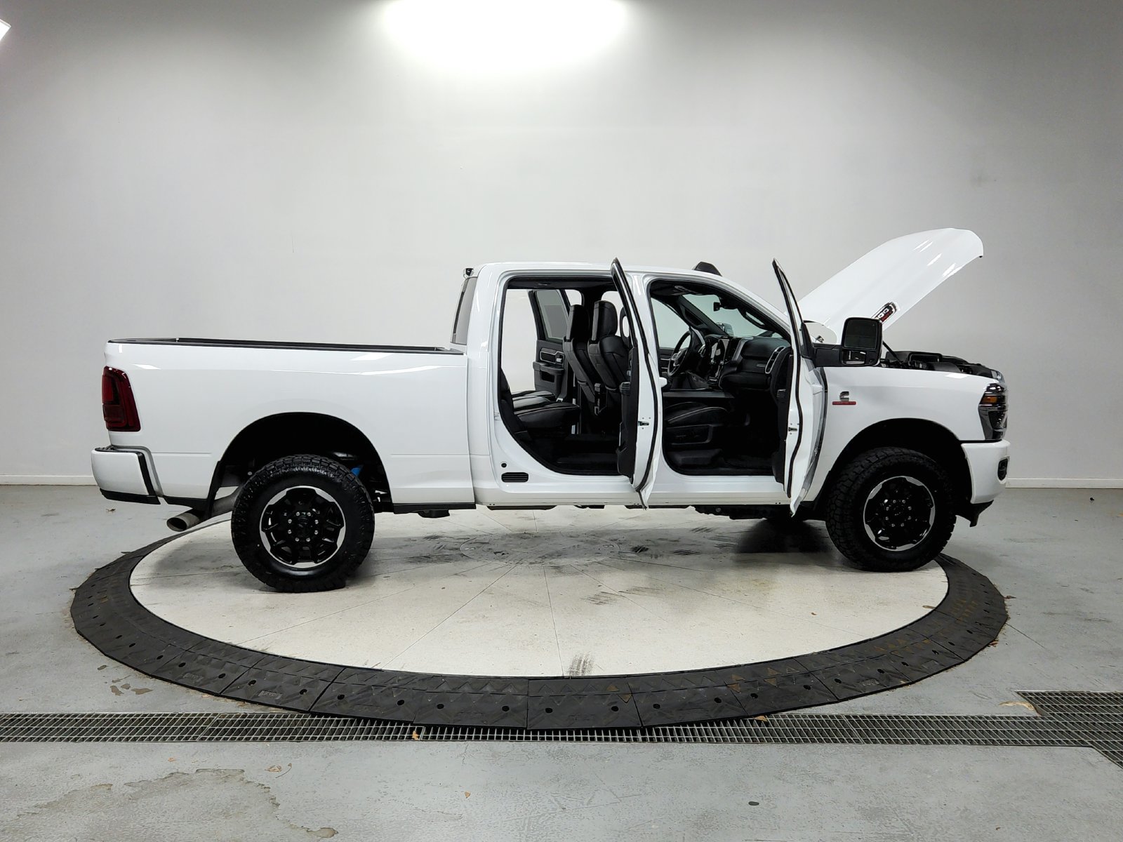 Used 2025 RAM 2500 Laramie AWD/4WD image 17