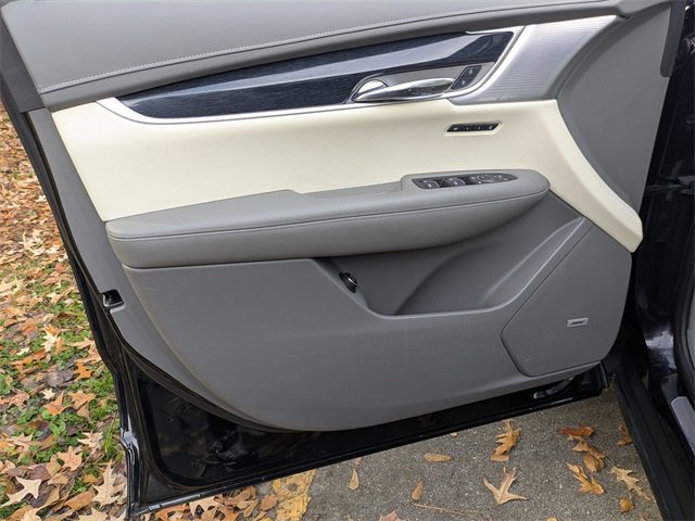 Used 2025 Cadillac XT6 Premium Luxury image 9