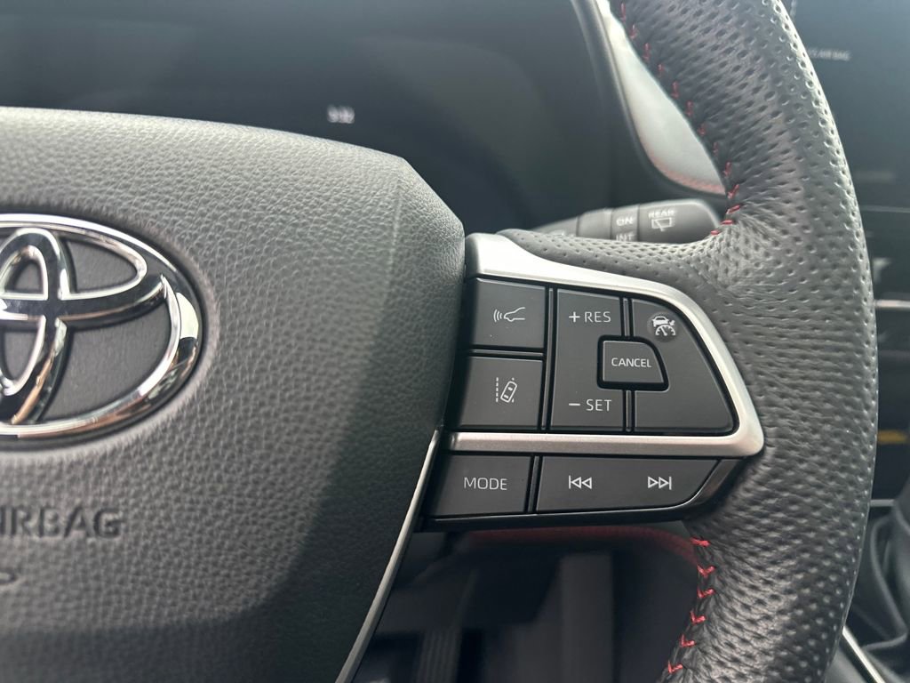 Used 2025 Toyota Sienna XSE w/ XSE Premium Package image 21