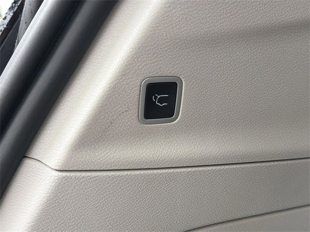 Used 2024 Chrysler Pacifica Touring-L image 39