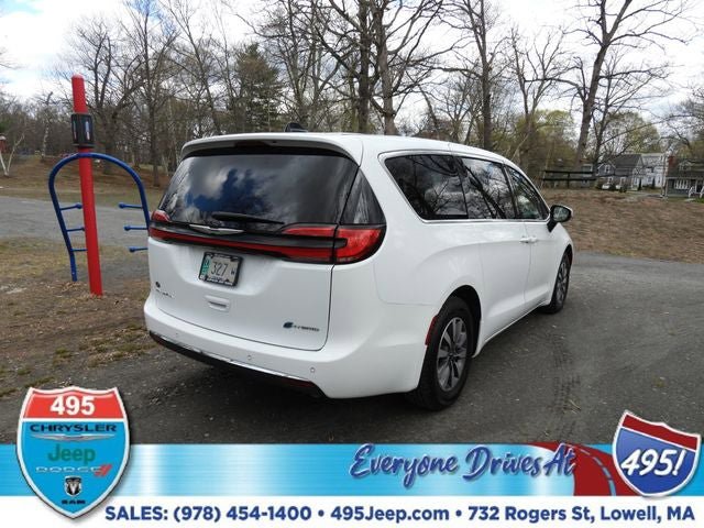Used 2023 Chrysler Pacifica Touring-L FWD image 5