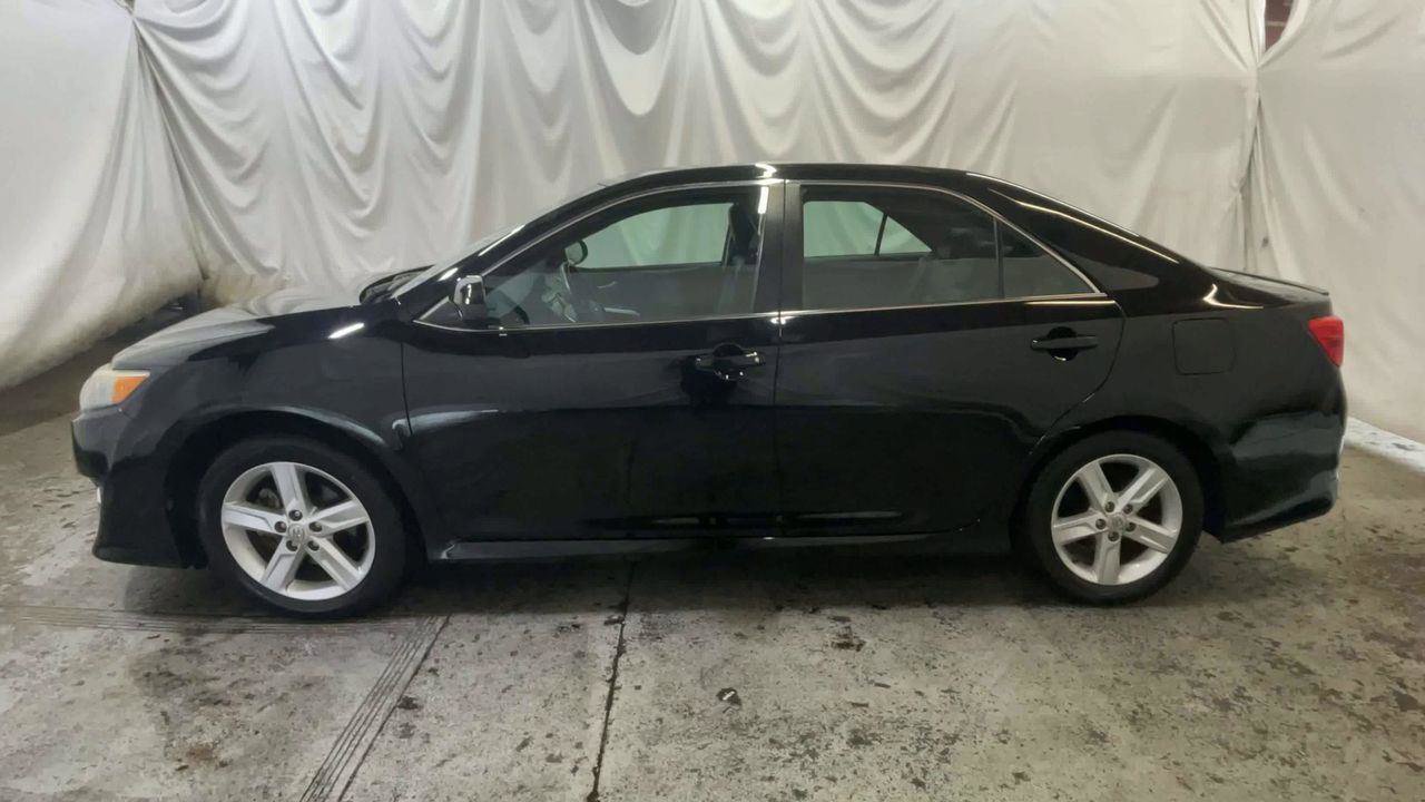 Used 2014 Toyota Camry SE FWD image 5
