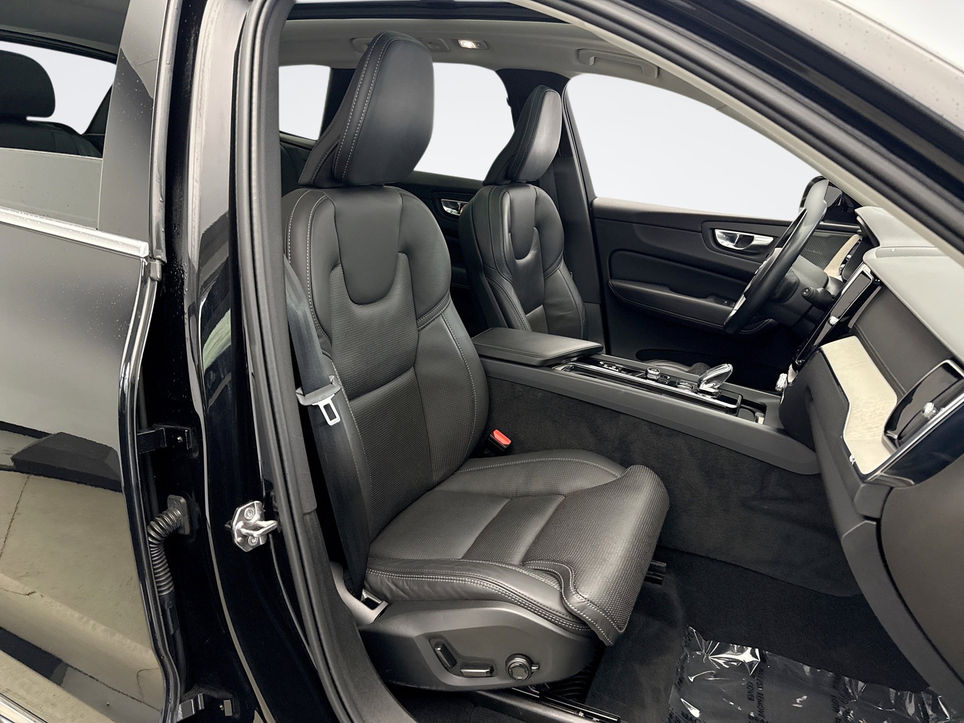 Used 2022 Volvo XC60 B5 Inscription w/ Climate Package image 17