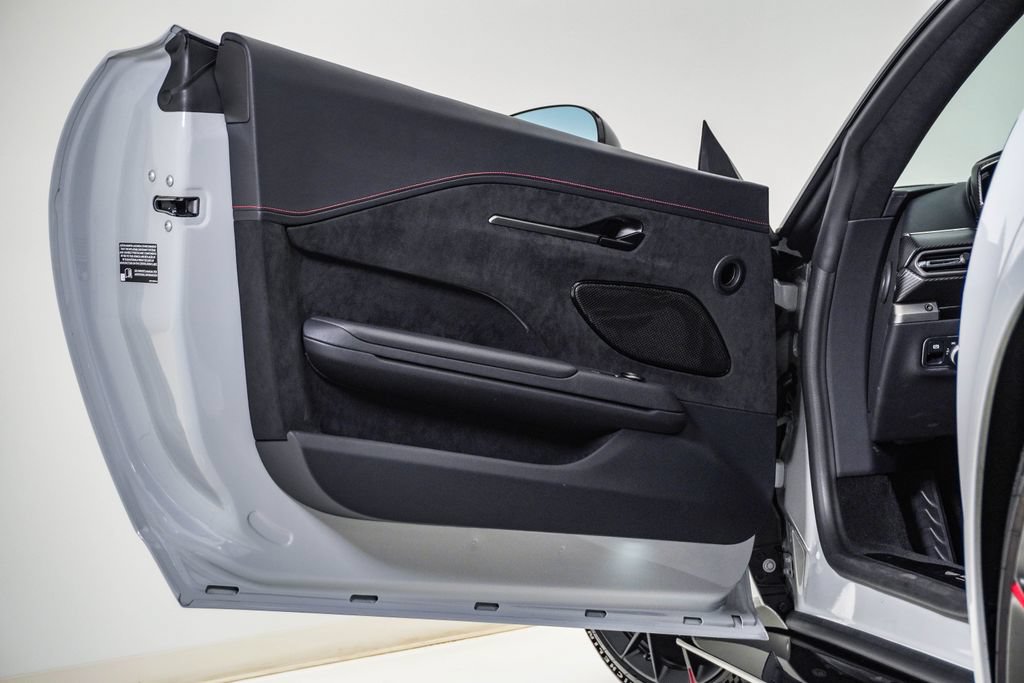 Used 2026 Aston Martin V8 Vantage S RWD image 31
