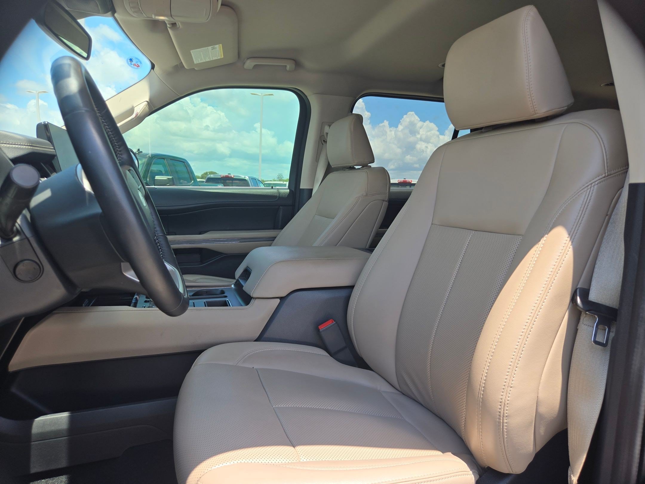 Used 2024 Ford Expedition XLT RWD image 10