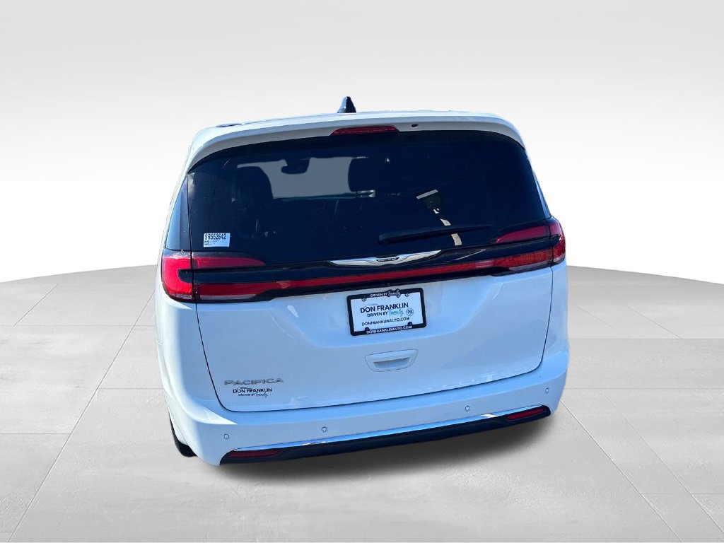 Used 2025 Chrysler Pacifica Select FWD image 4