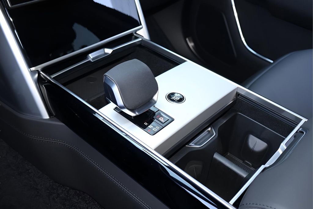 New 2026 Land Rover Range Rover Long Wheelbase SE image 26