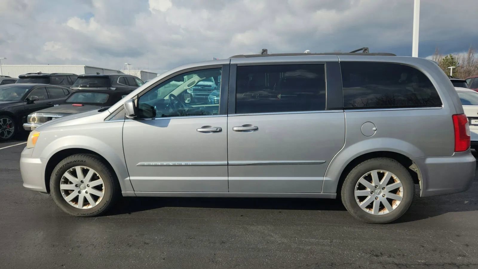 Used 2014 Chrysler Town & Country Touring image 5