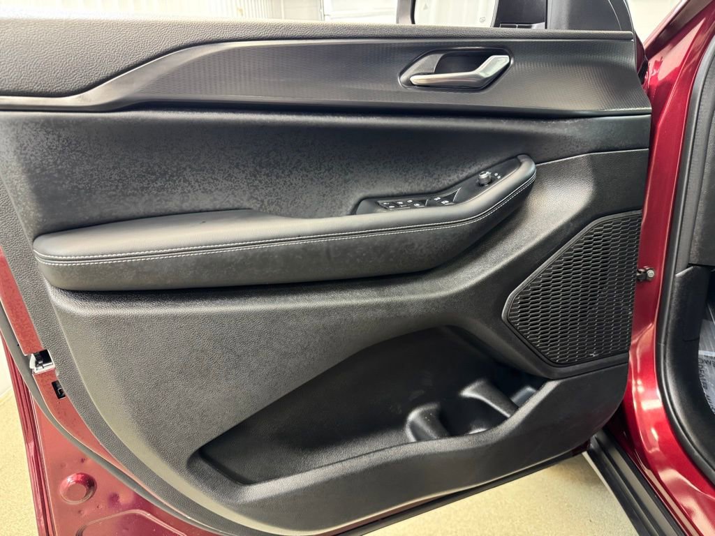 Used 2025 Jeep Grand Cherokee Laredo X w/ Luxury Tech Group I image 8