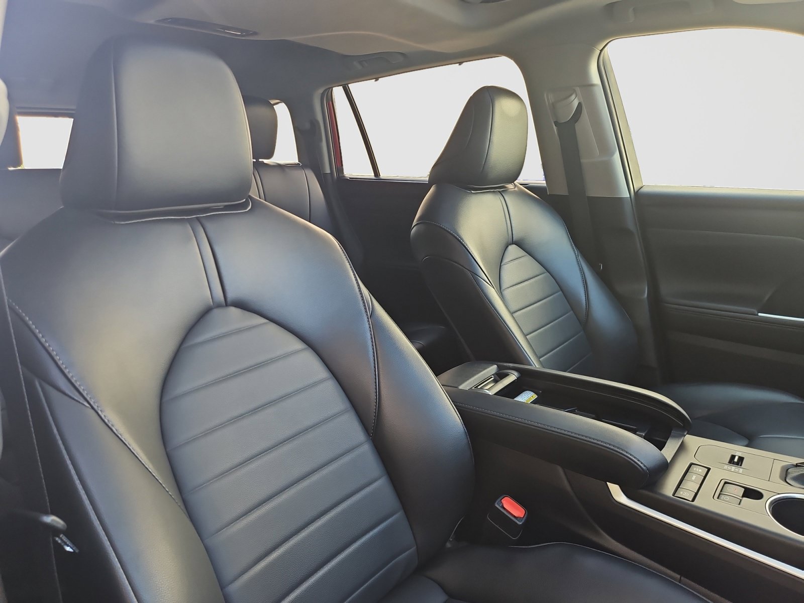 Used 2022 Toyota Highlander XLE FWD image 18