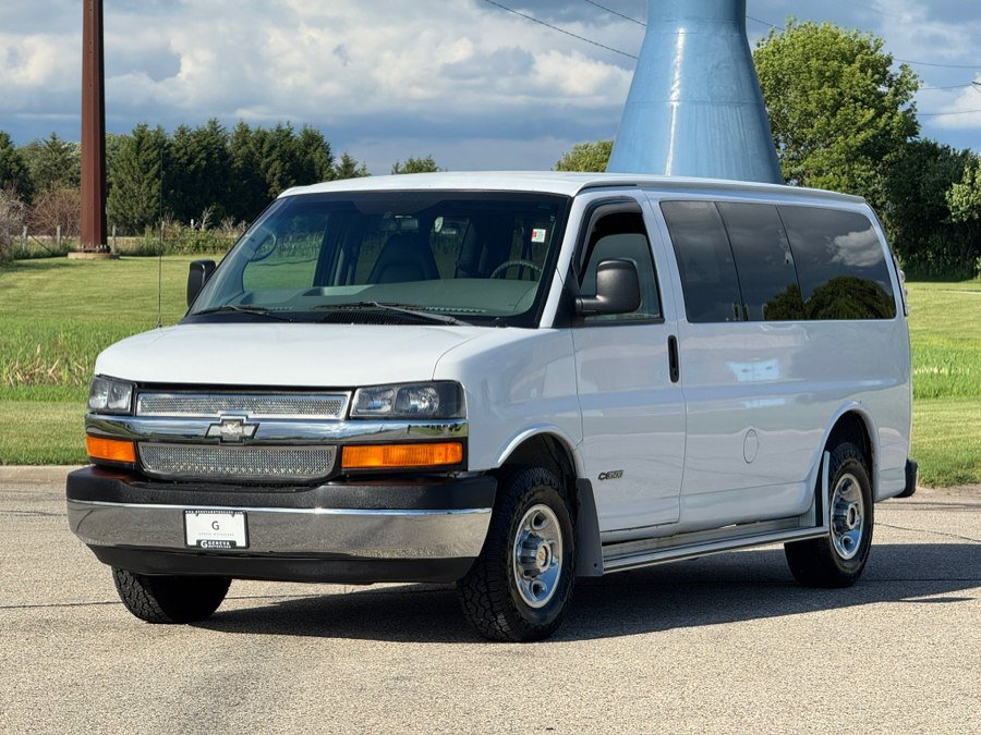 Used 2005 Chevrolet Express 3500 Passenger w/ LS Preferred Equipment Group RWD image 3