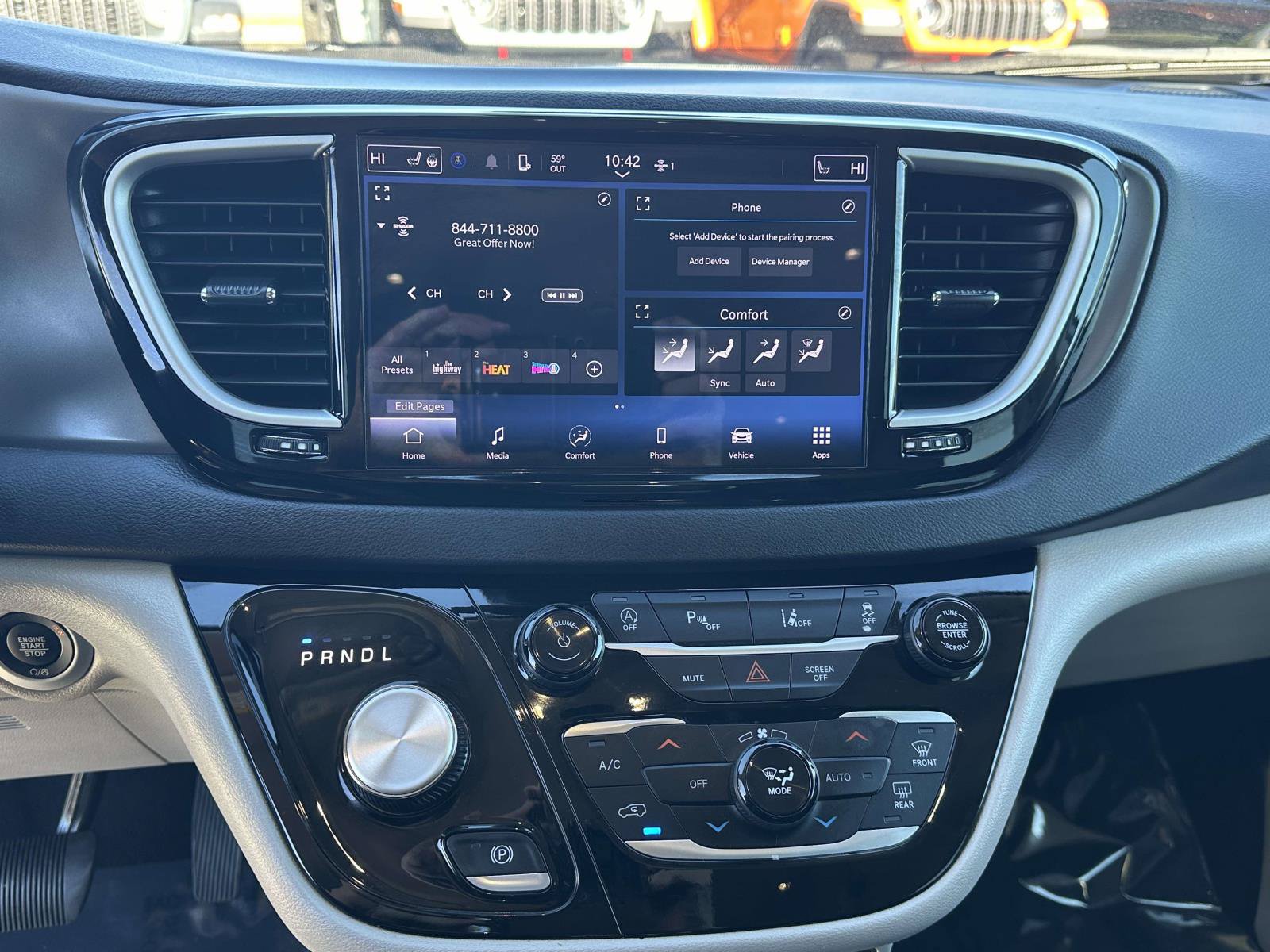Used 2024 Chrysler Pacifica Touring-L FWD image 10