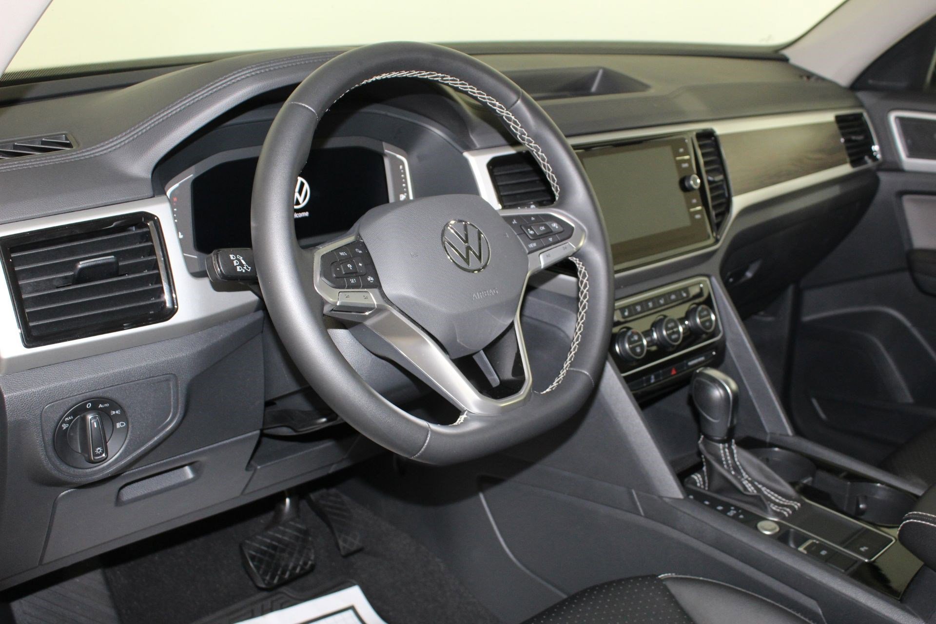 Used 2023 Volkswagen Atlas SE w/ Panoramic Sunroof Package image 4