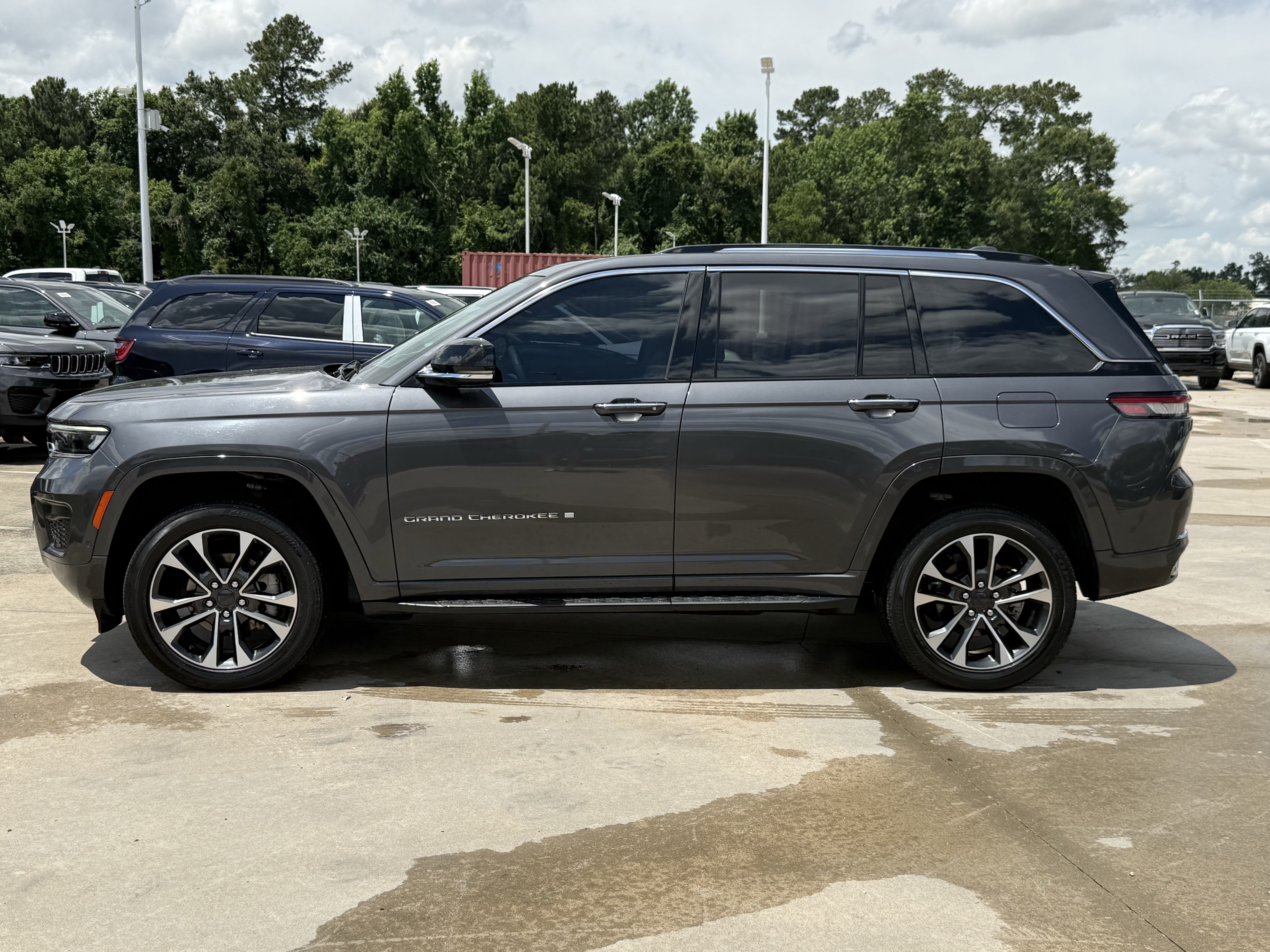 Used 2023 Jeep Grand Cherokee Overland RWD image 8