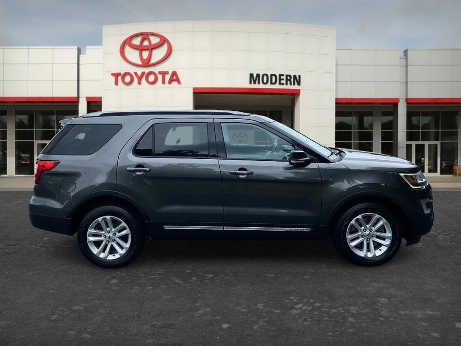 Used 2017 Ford Explorer XLT w/ Equipment Group 202A FWD image 4