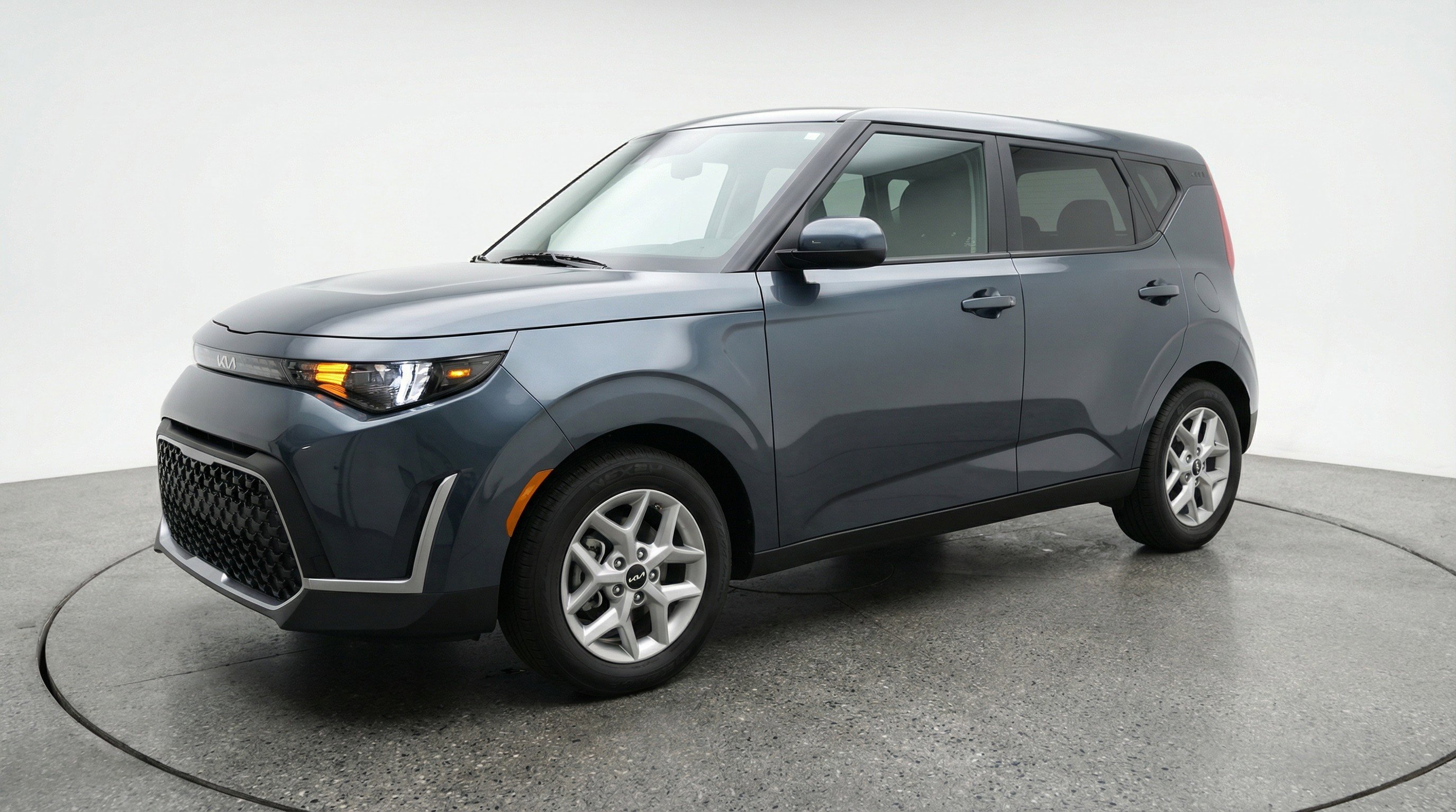 Used 2025 Kia Soul LX w/ LX Technology Package FWD image 3