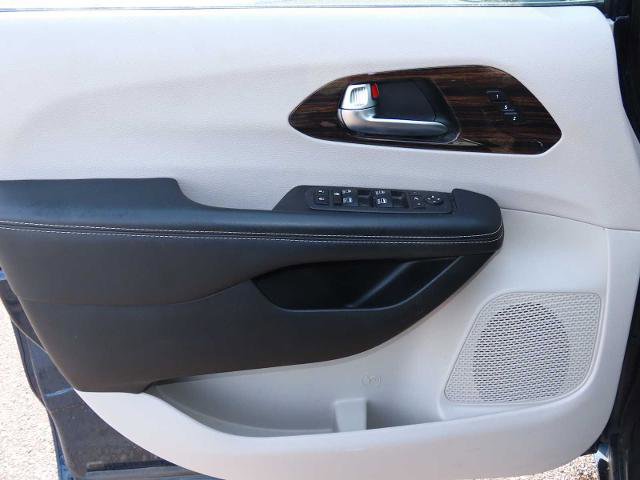 Used 2023 Chrysler Pacifica Limited image 16