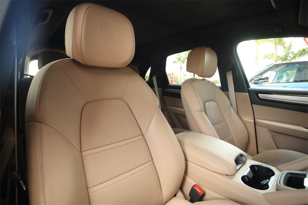 Used 2022 Porsche Cayenne Platinum Edition image 43