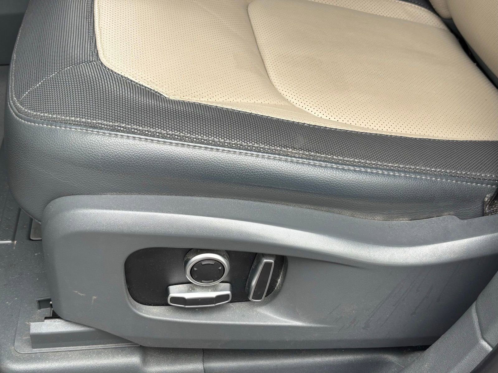 Used 2023 Land Rover Defender 130 X-Dynamic SE image 18