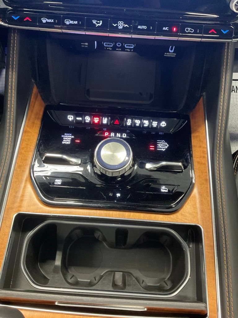 Used 2024 Jeep Grand Wagoneer L Series III AWD/4WD image 31