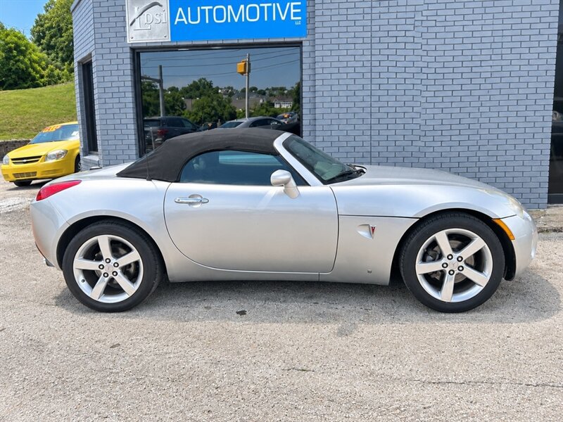 Used 2008 Pontiac Solstice Convertible w/ Premium Package RWD image 2
