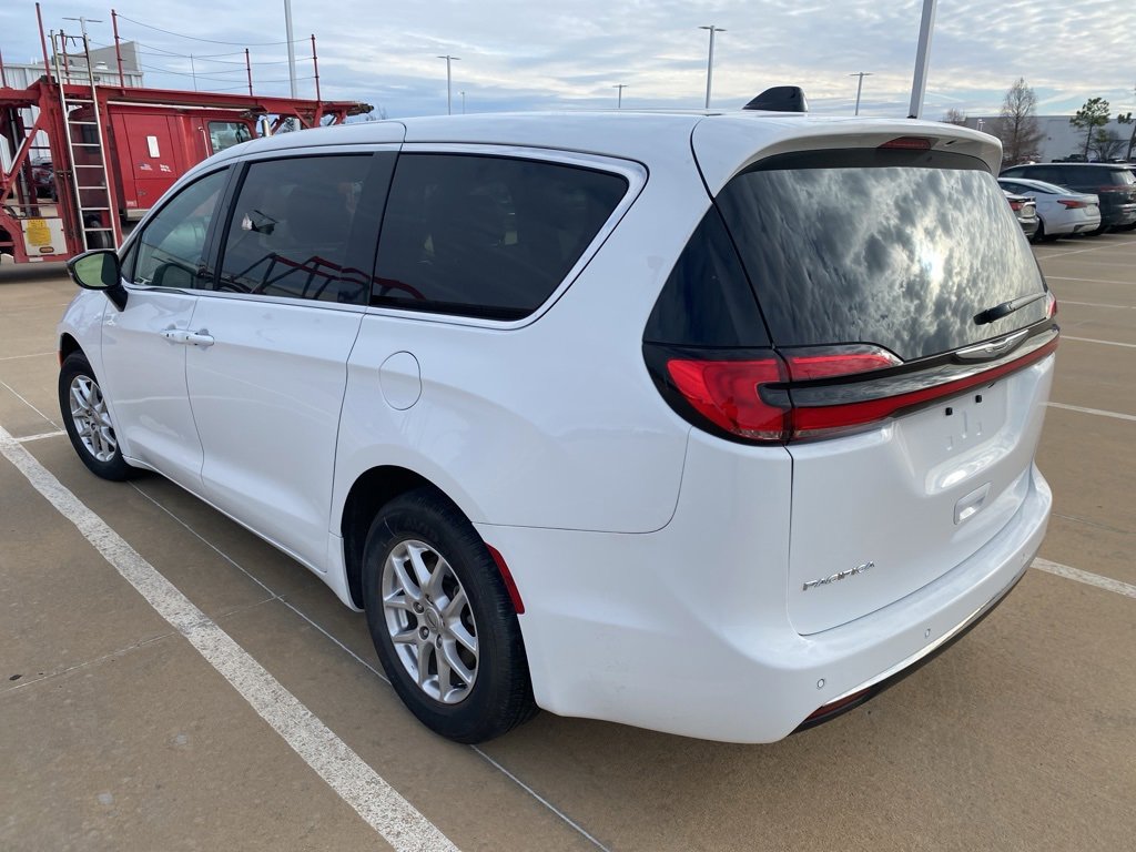 Used 2025 Chrysler Pacifica Select image 6