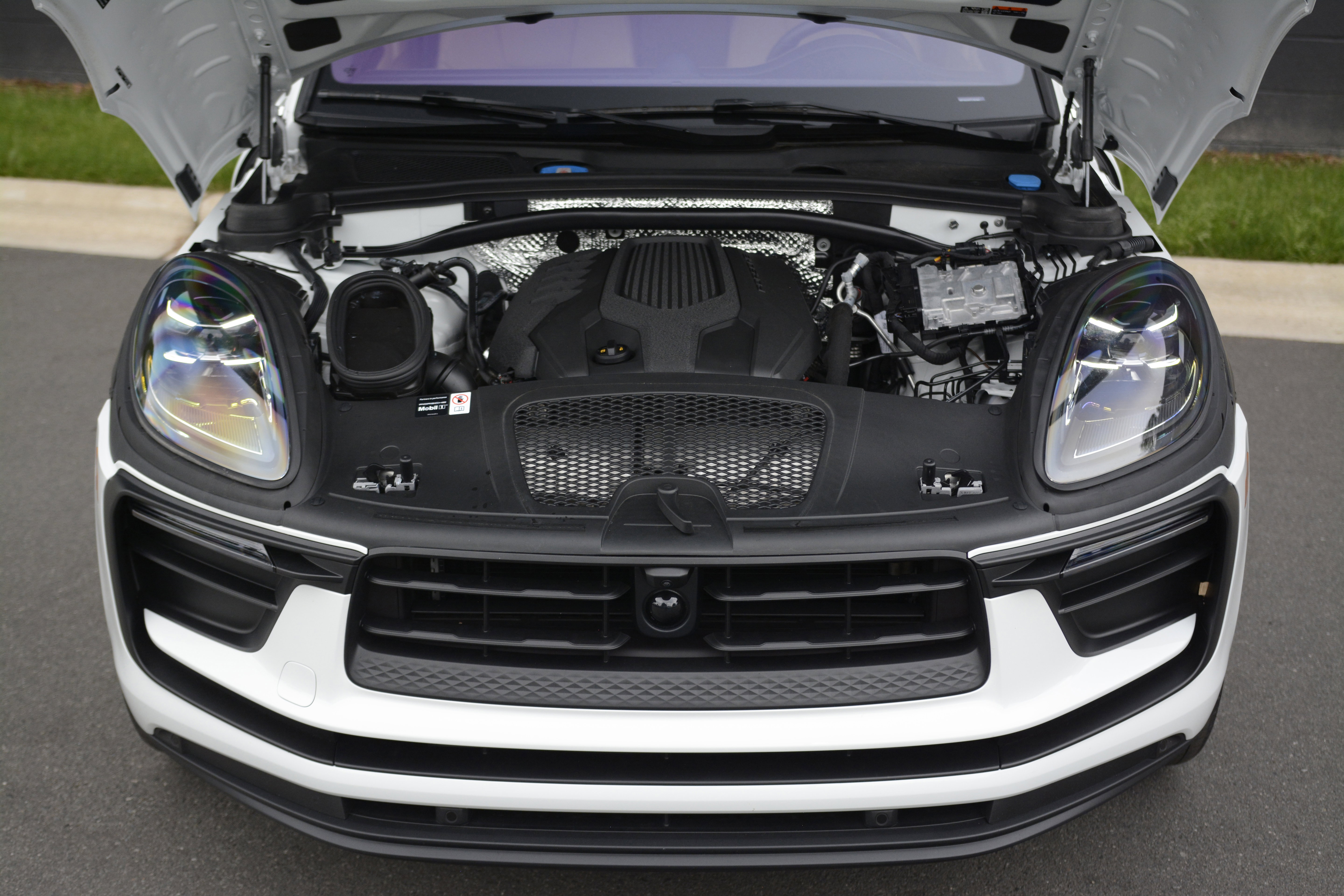 Certified 2026 Porsche Macan AWD/4WD image 37
