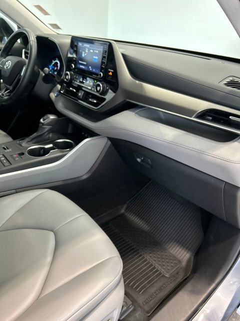 Used 2021 Toyota Highlander XLE AWD/4WD image 16