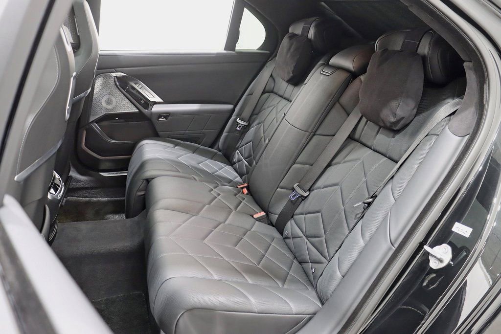 Used 2023 BMW 760i xDrive image 31