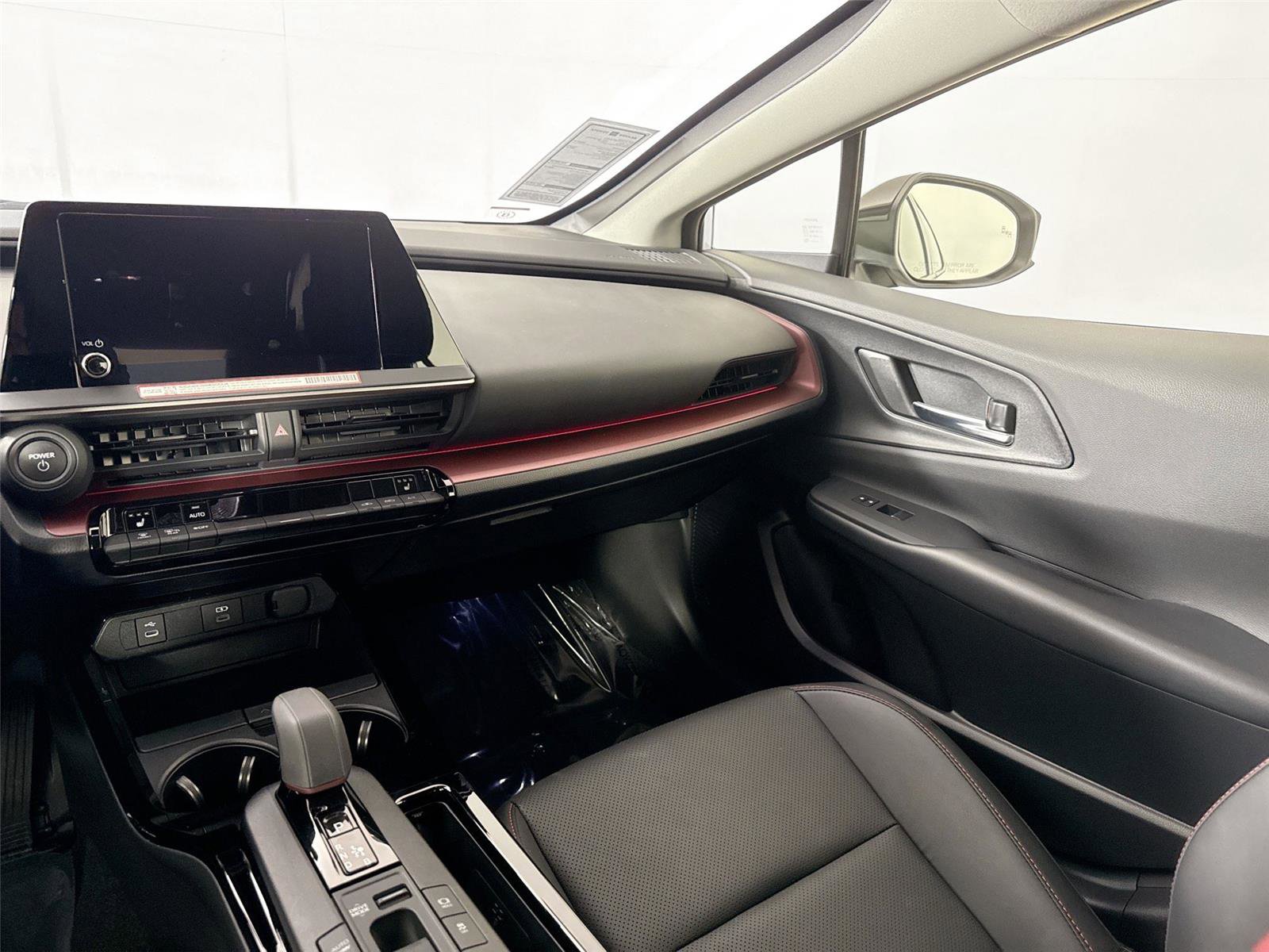 Used 2025 Toyota Prius Plug-In Hybrid image 31